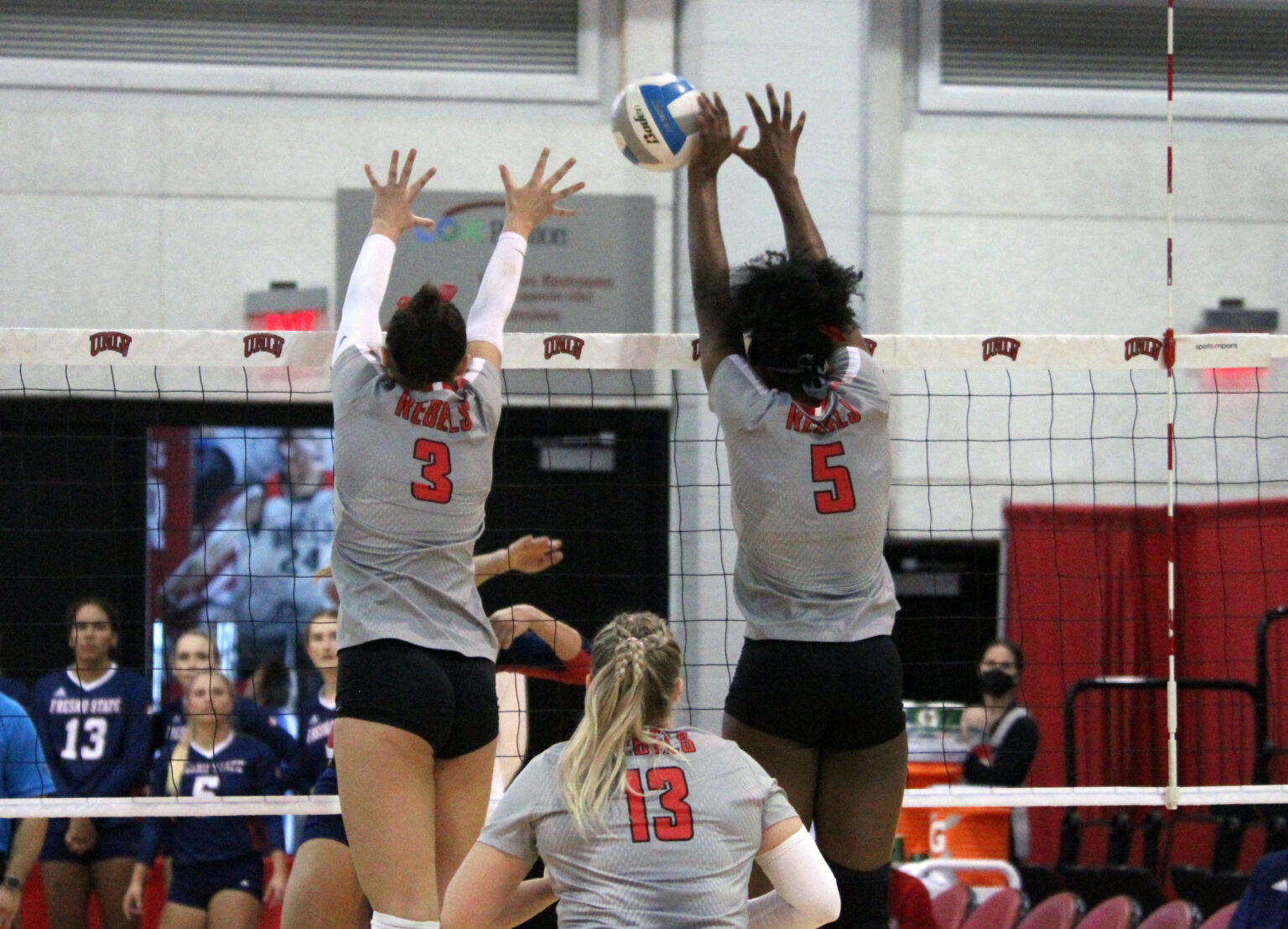 UNLV volleyball improves win streak to five UNLV Scarlet and Gray